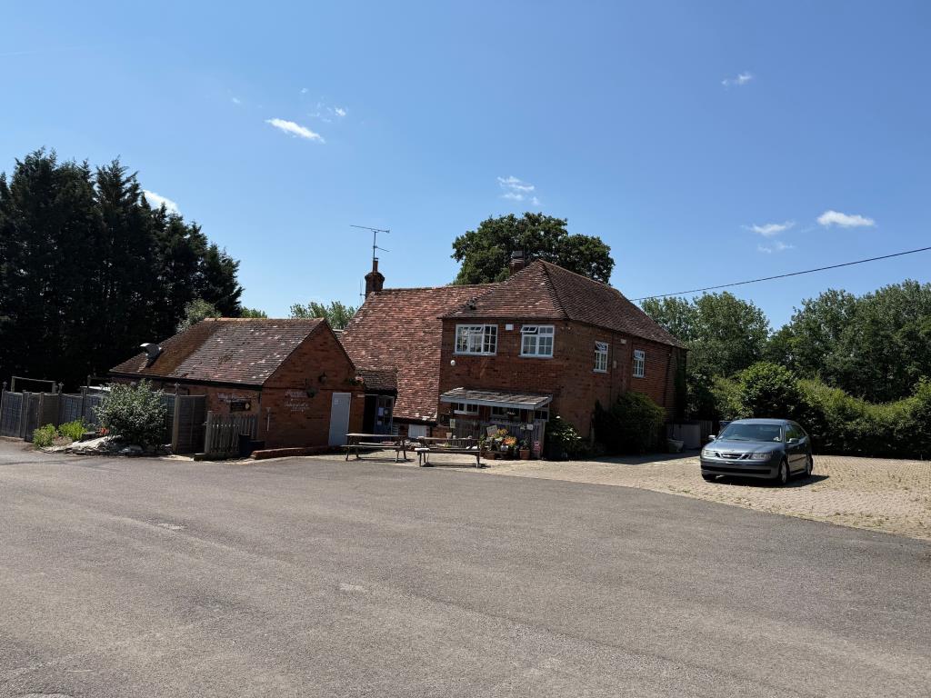 Lot: 102 - PUBLIC HOUSE - Rear of public house from car park